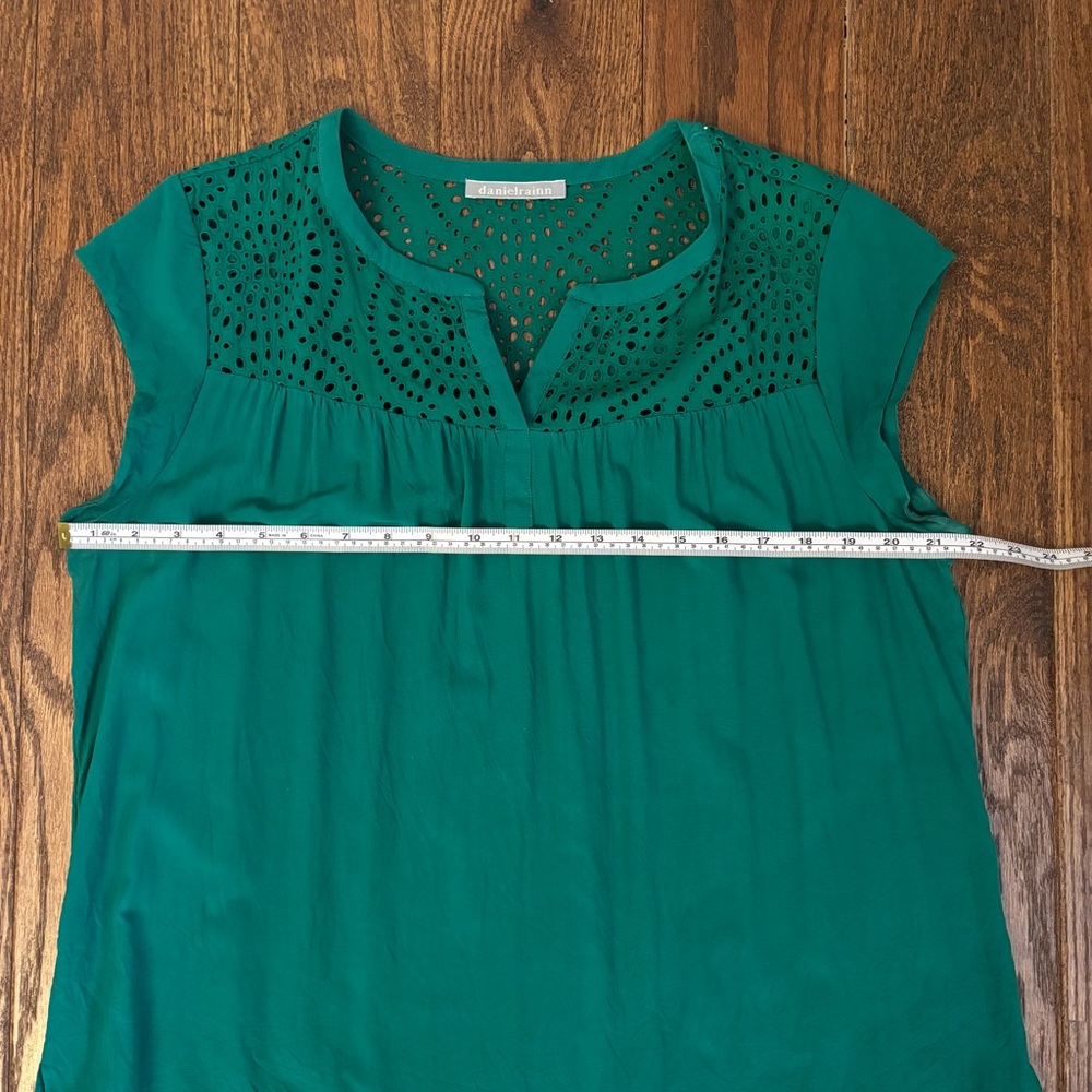 Daniel Rainn Emerald Eyelet Yoke Cap Sleeve Blouse - Picture 5 of 6